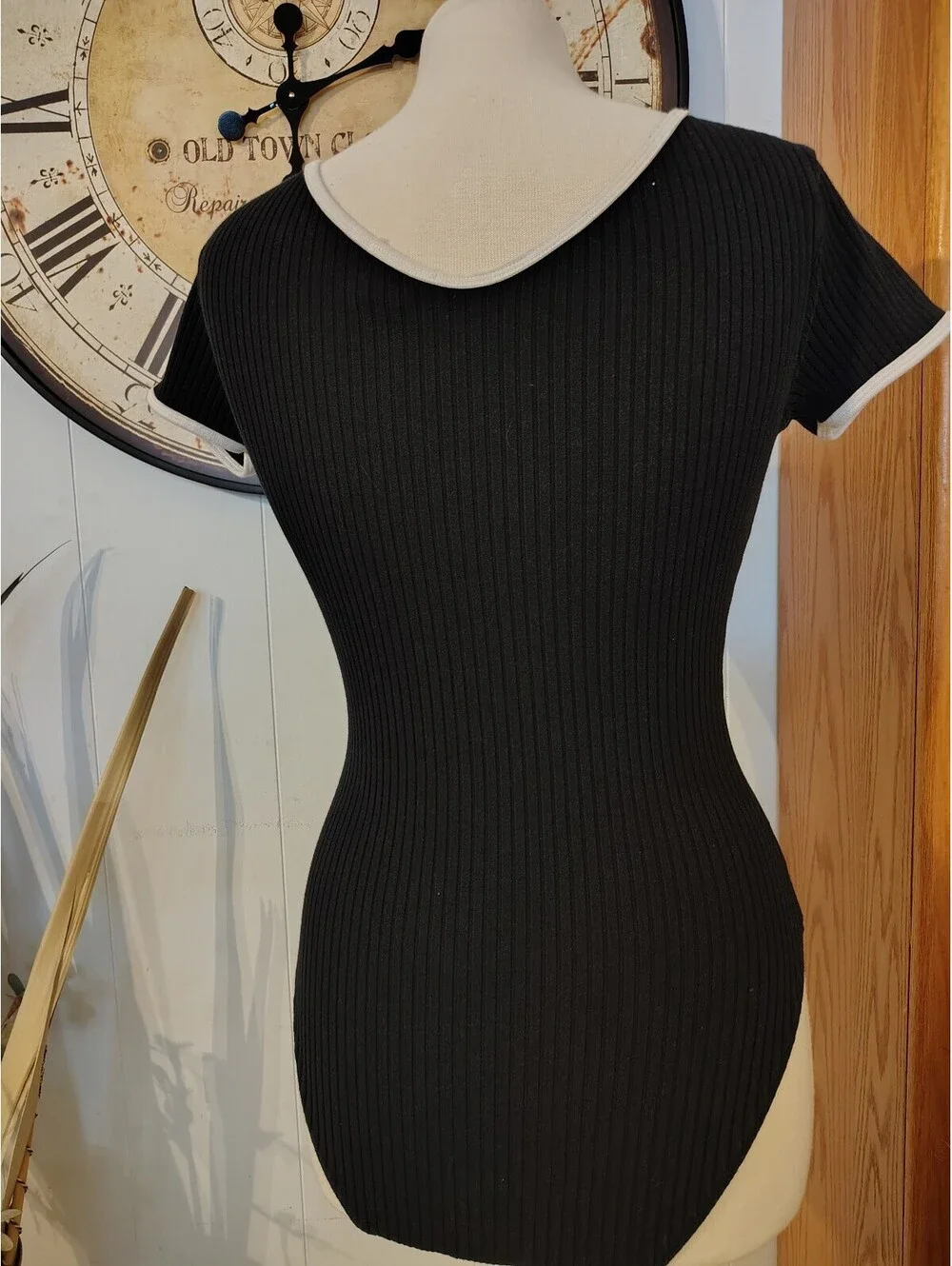 Vintage Express Women's Black Ribbed V-Neck Bodysuit, M